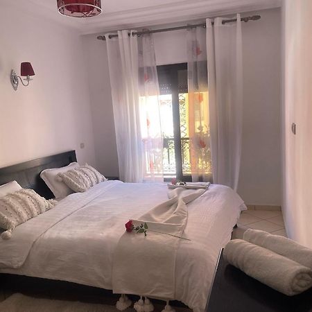 Magnifique Appartement Spacieux Confort Propre Familial 2 Chambres Salon Et Salle A Manger A 20Mn A Pied De Place Jemaa El Fina 4 Piscines Dans Espace De Golf A 12 Mn En Voitures L Entree Est Gratuit Pour La Clientele Ouvert Entre 10H Et 20H Marakeş Dış mekan fotoğraf