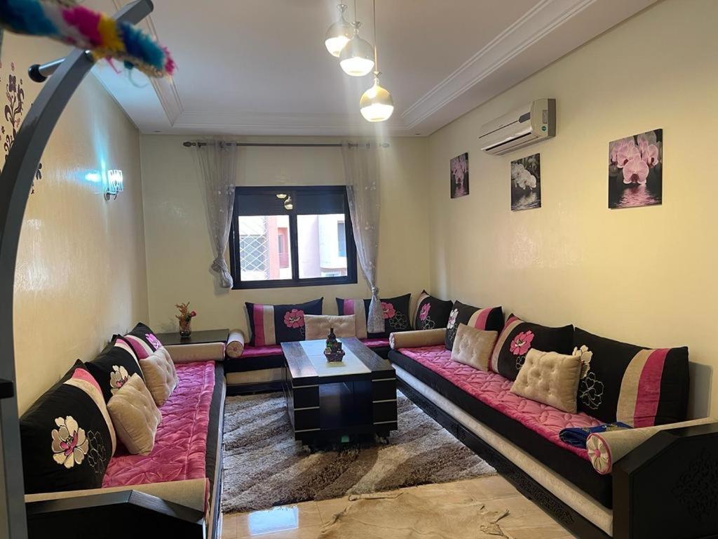 Magnifique Appartement Spacieux Confort Propre Familial 2 Chambres Salon Et Salle A Manger A 20Mn A Pied De Place Jemaa El Fina 4 Piscines Dans Espace De Golf A 12 Mn En Voitures L Entree Est Gratuit Pour La Clientele Ouvert Entre 10H Et 20H Marakeş Dış mekan fotoğraf