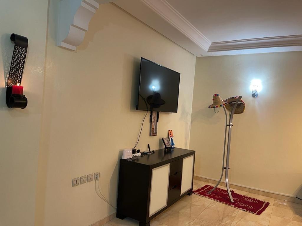 Magnifique Appartement Spacieux Confort Propre Familial 2 Chambres Salon Et Salle A Manger A 20Mn A Pied De Place Jemaa El Fina 4 Piscines Dans Espace De Golf A 12 Mn En Voitures L Entree Est Gratuit Pour La Clientele Ouvert Entre 10H Et 20H Marakeş Dış mekan fotoğraf