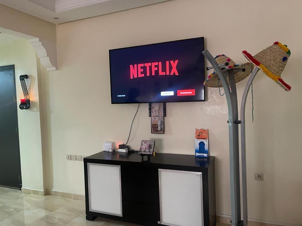 Magnifique Appartement Spacieux Confort Propre Familial 2 Chambres Salon Et Salle A Manger A 20Mn A Pied De Place Jemaa El Fina 4 Piscines Dans Espace De Golf A 12 Mn En Voitures L Entree Est Gratuit Pour La Clientele Ouvert Entre 10H Et 20H Marakeş Dış mekan fotoğraf