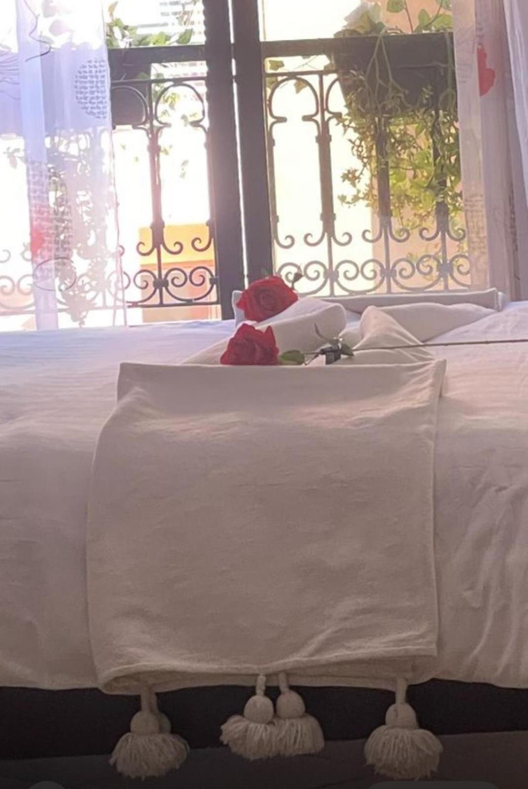 Magnifique Appartement Spacieux Confort Propre Familial 2 Chambres Salon Et Salle A Manger A 20Mn A Pied De Place Jemaa El Fina 4 Piscines Dans Espace De Golf A 12 Mn En Voitures L Entree Est Gratuit Pour La Clientele Ouvert Entre 10H Et 20H Marakeş Dış mekan fotoğraf