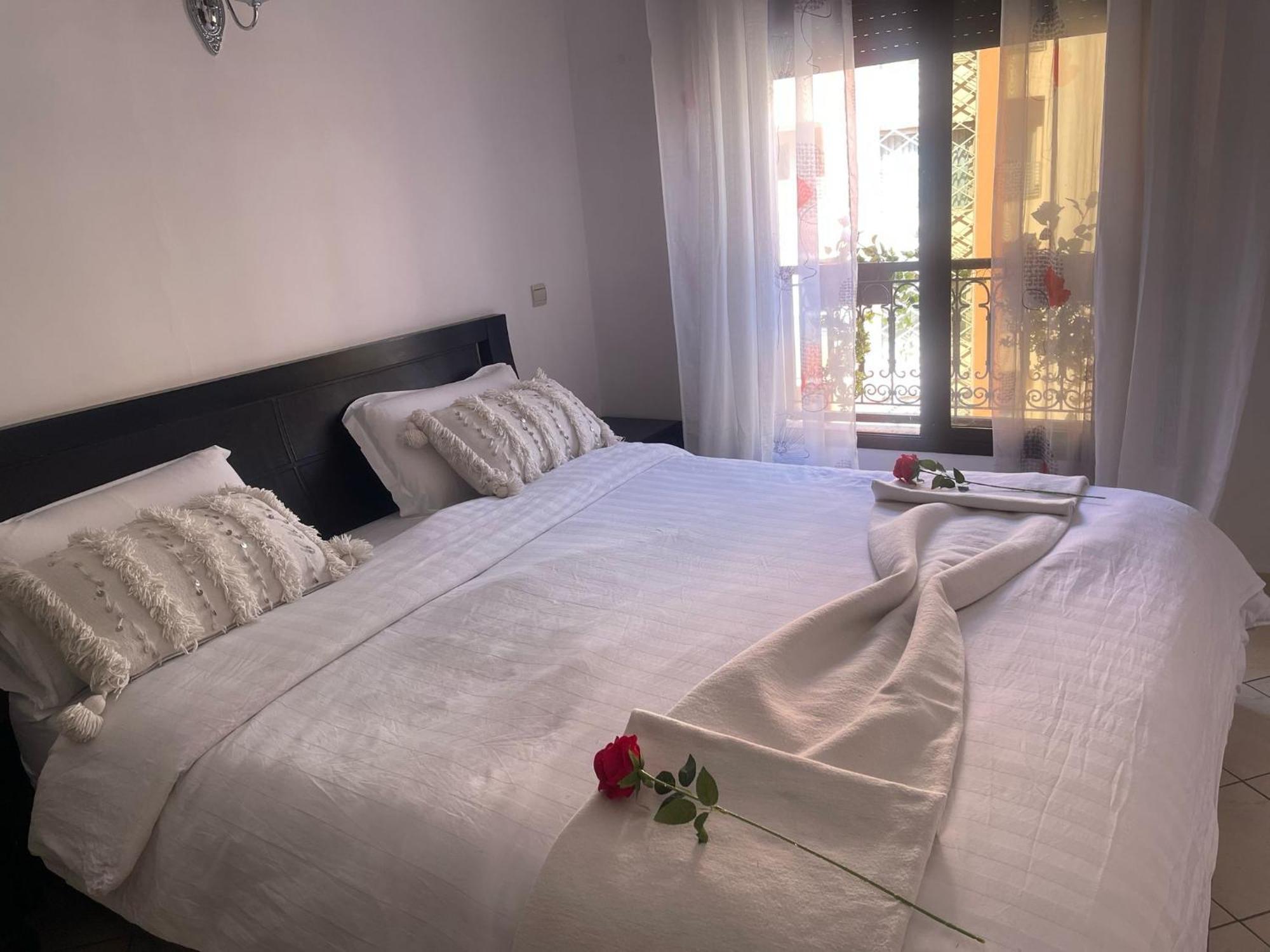 Magnifique Appartement Spacieux Confort Propre Familial 2 Chambres Salon Et Salle A Manger A 20Mn A Pied De Place Jemaa El Fina 4 Piscines Dans Espace De Golf A 12 Mn En Voitures L Entree Est Gratuit Pour La Clientele Ouvert Entre 10H Et 20H Marakeş Dış mekan fotoğraf