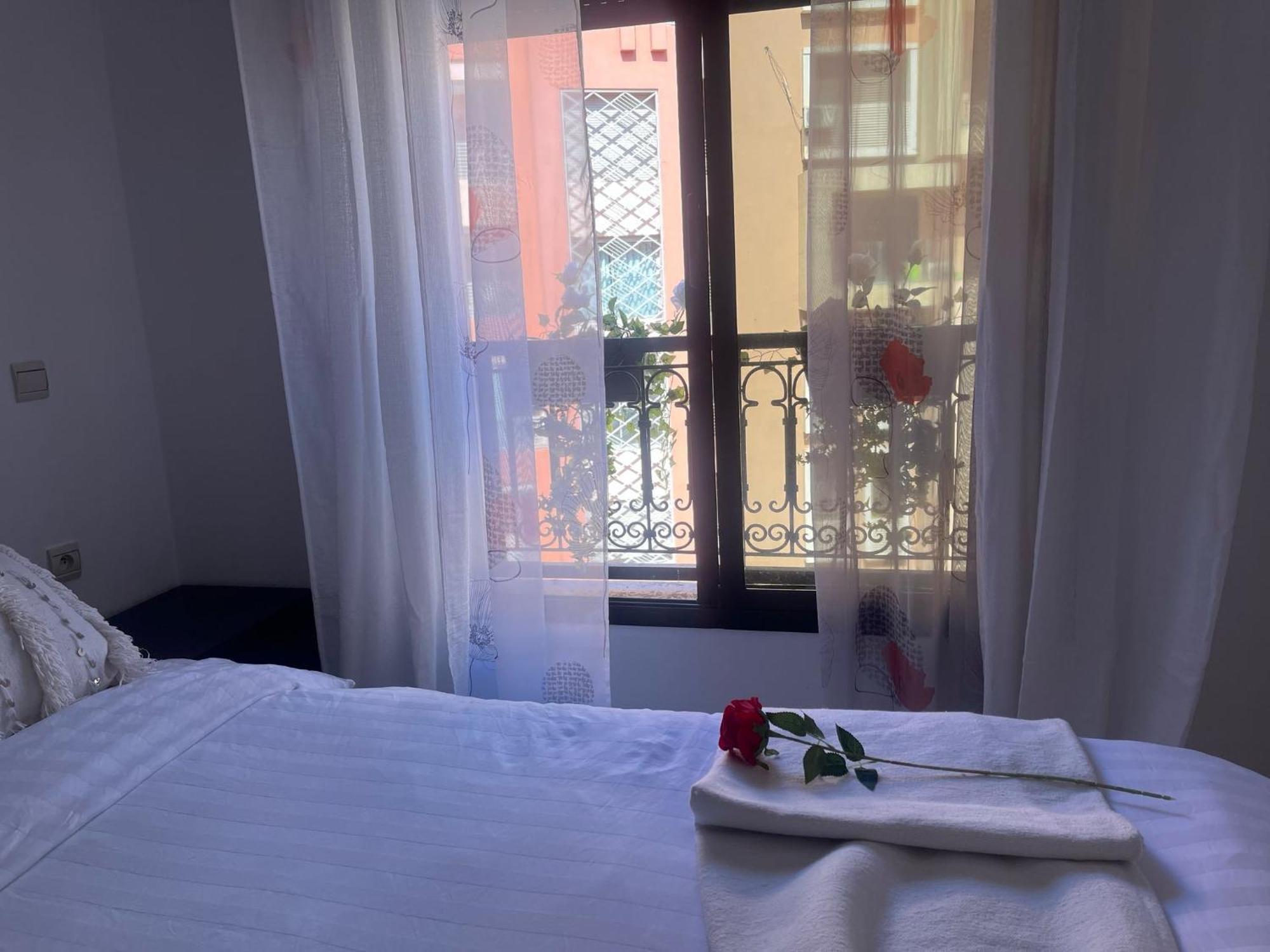 Magnifique Appartement Spacieux Confort Propre Familial 2 Chambres Salon Et Salle A Manger A 20Mn A Pied De Place Jemaa El Fina 4 Piscines Dans Espace De Golf A 12 Mn En Voitures L Entree Est Gratuit Pour La Clientele Ouvert Entre 10H Et 20H Marakeş Dış mekan fotoğraf