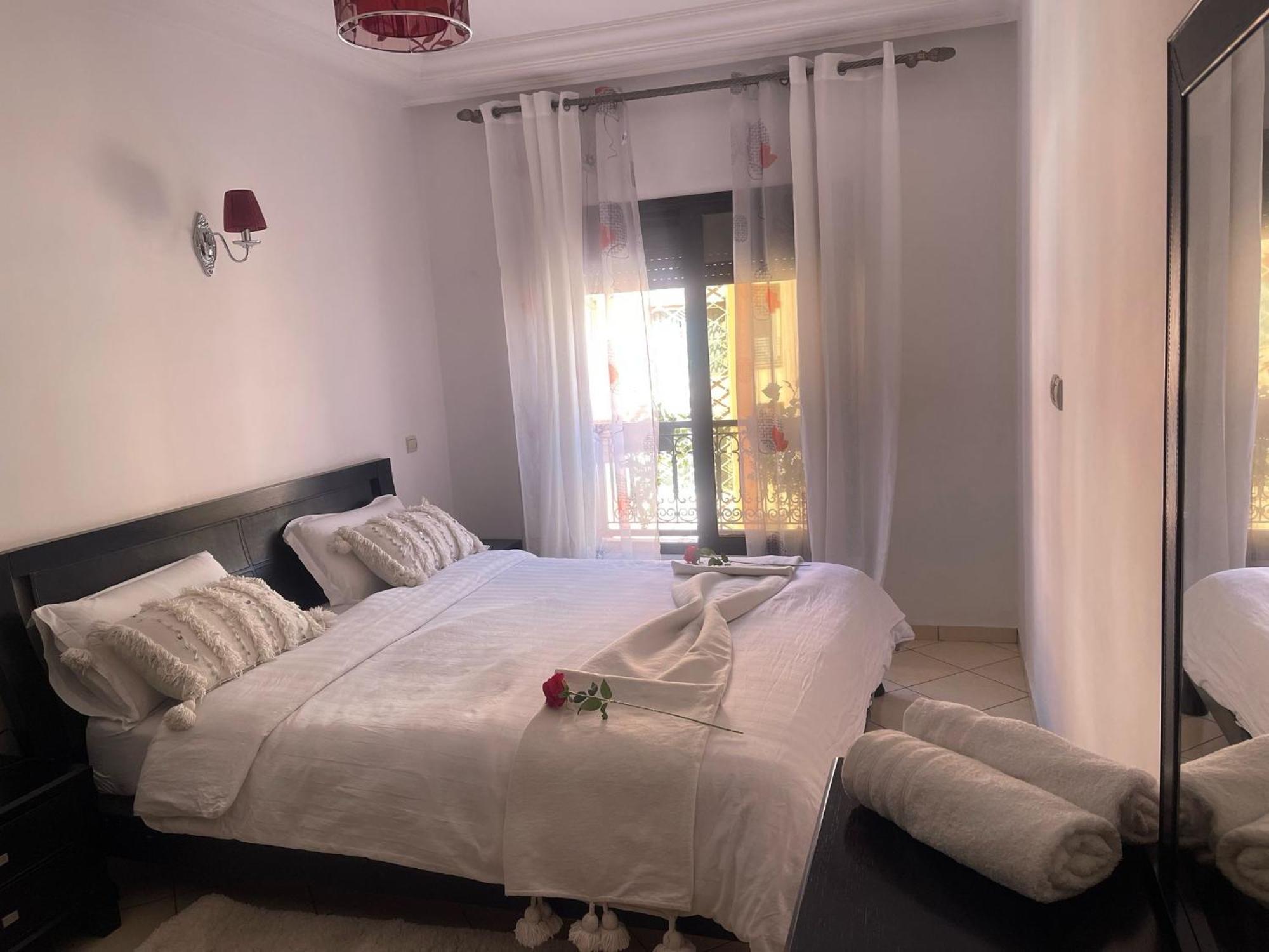 Magnifique Appartement Spacieux Confort Propre Familial 2 Chambres Salon Et Salle A Manger A 20Mn A Pied De Place Jemaa El Fina 4 Piscines Dans Espace De Golf A 12 Mn En Voitures L Entree Est Gratuit Pour La Clientele Ouvert Entre 10H Et 20H Marakeş Dış mekan fotoğraf